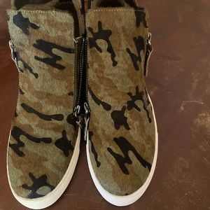 All Black Camo side zip sneakers 37